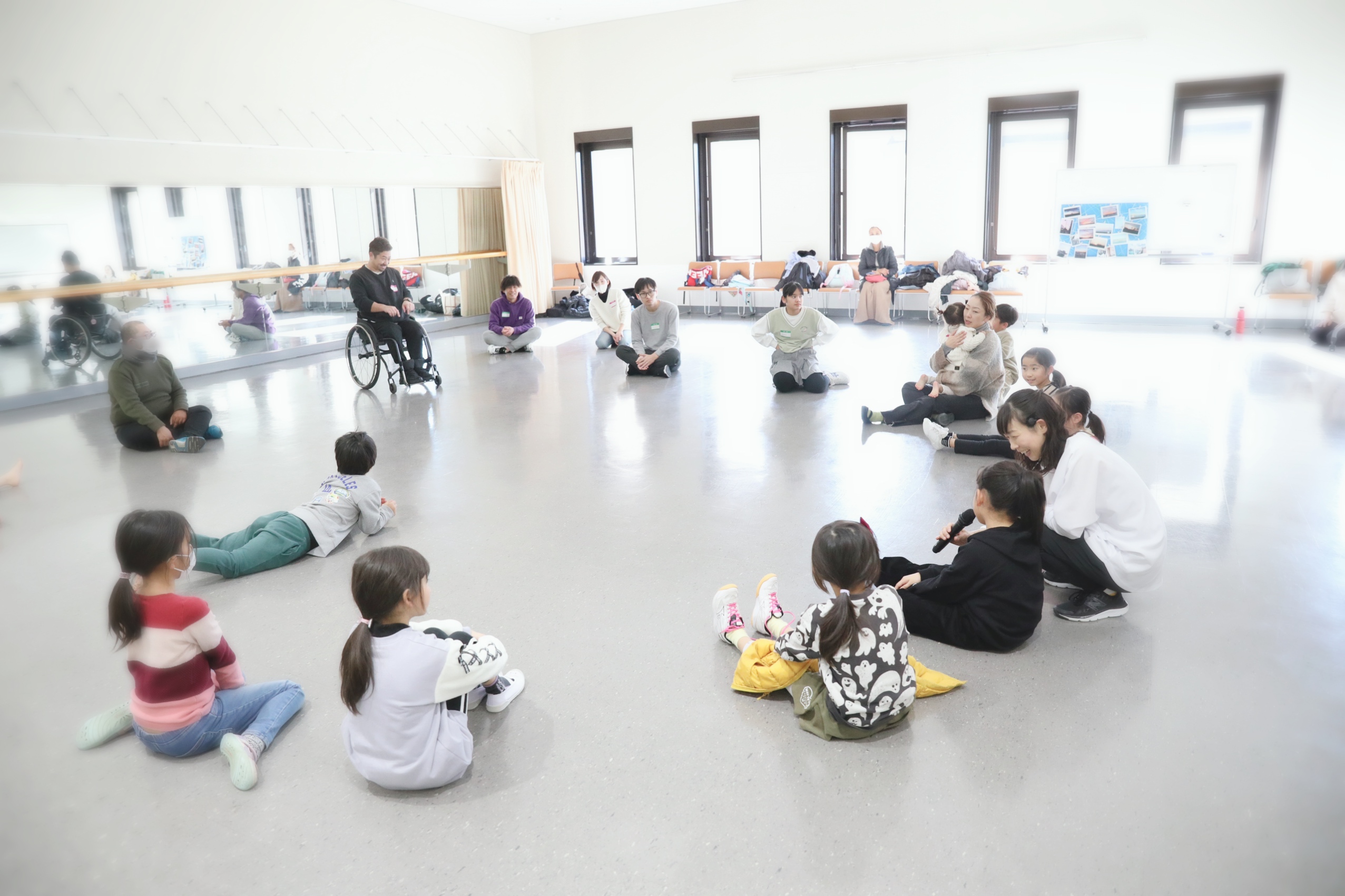 ワークショップの最後に、10数名の参加者が円になり座り、感想を述べている様子